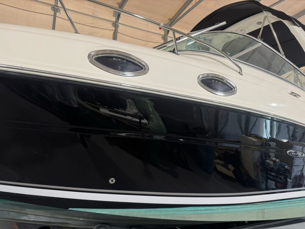 Πολυτελές σκάφος με το λογότυπο της Mast Boats στη θάλασσα
